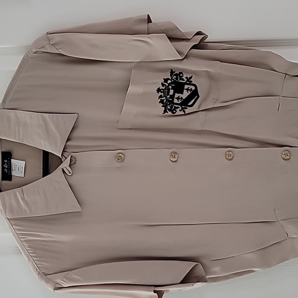 Vintage Ladies Beige Short Sleeve Button-Up Shirt With Crest Like Logo Sz Small - Picture 2 of 6
